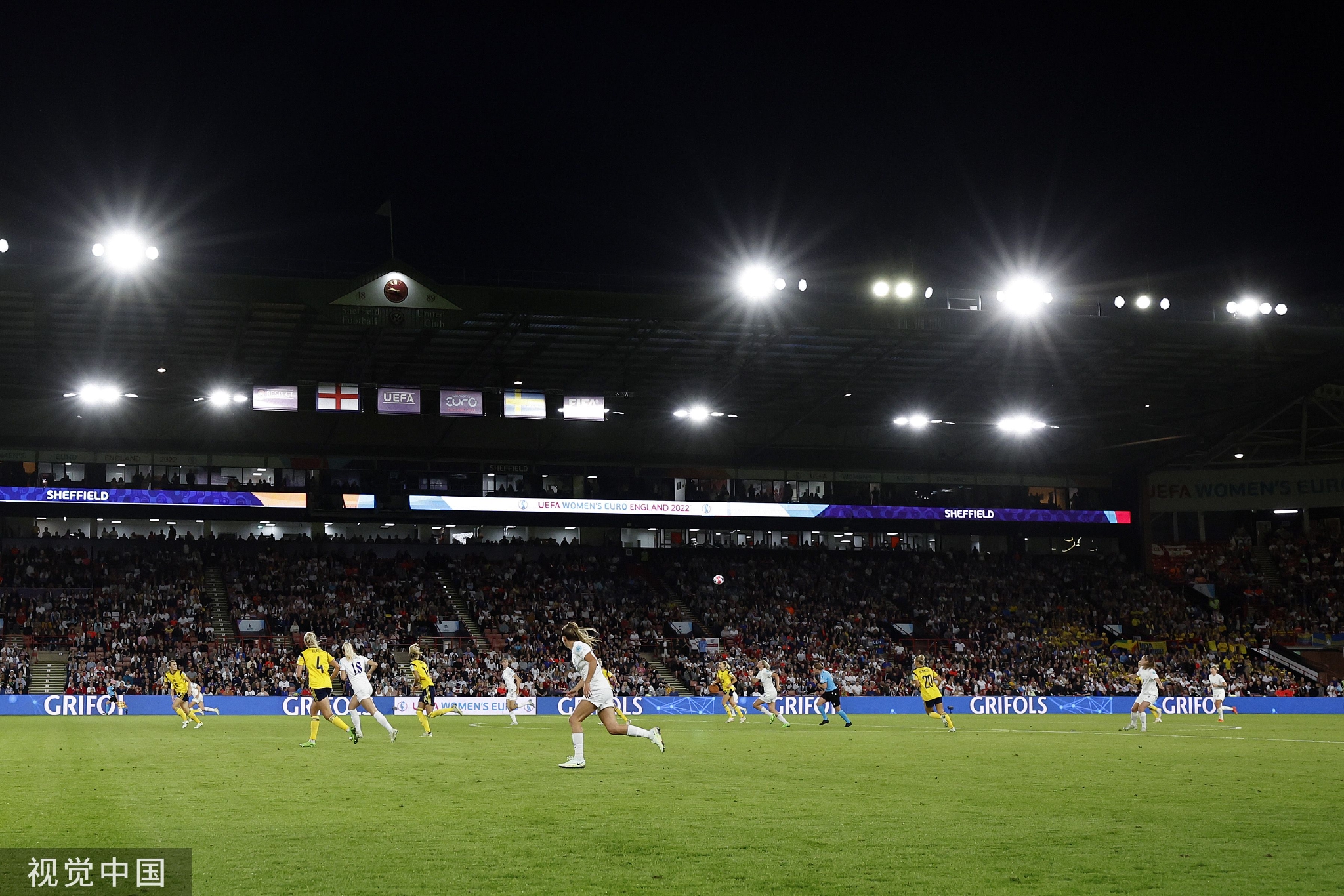 他在中场的 他在中场的